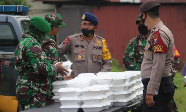 Sinergitas TNI-Polri Buka Dapur Lapangan, Bagikan Sembako dan Masker di Lapangan Garuda Tanjung Morawa