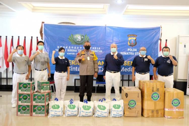 Kapolda Sumut Terima Bantuan Masker dan Sembako dari Yayasan Buddha Tzu Chi Indonesia untuk Warga Terdampak Covid-19