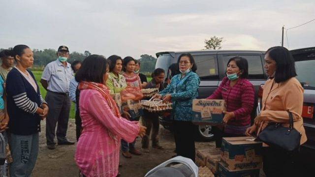 Ketua TPKK Toba Serahkan Bantuan kepada Korban Bencana Angin Puting Beliung
