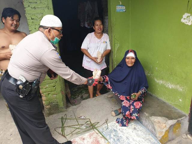 Lawan Virus Corona, Polsek Medan Area Berbagi Nasi Bungkus untuk Kaum Duafa di Jalan Denai