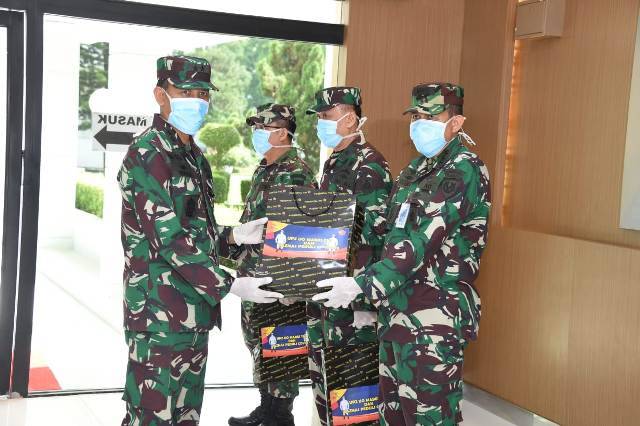 Unit Pengumpul Zakat Mabes TNI Bantu Salurkan APD untuk Rumah Sakit TNI
