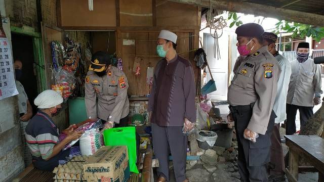 Kapolsek Medan Barat dan MUI Berbagi Zakat Maal dan Zakat Fitrah untuk Warganya