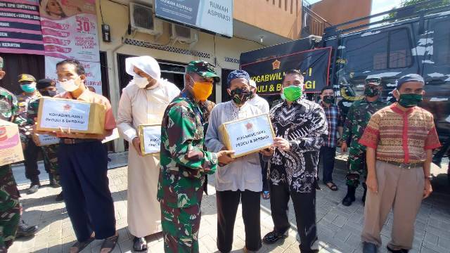 Kogabwilhan-I Berbagi Sembako dan Sanitizer untuk Penyandang Disabilitas