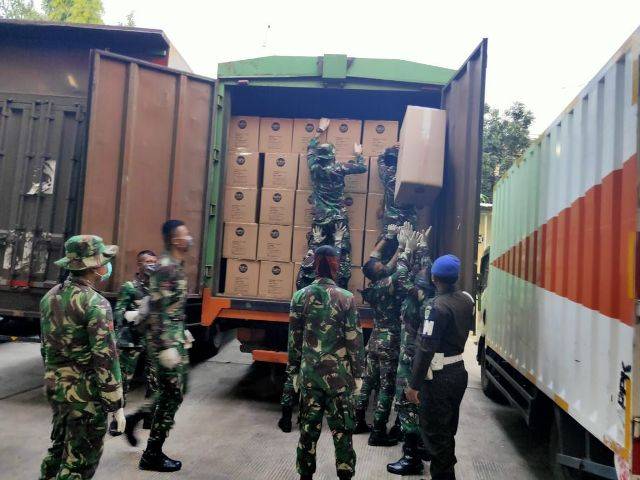 TNI Bantu Distribusikan APD ke Berbagai Daerah
