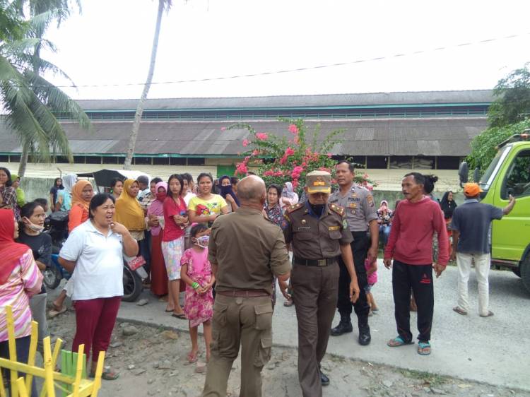Ratusan Warga Geruduk Kantor Lurah Tuntut Pembagian Sembako