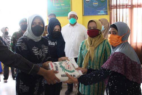 Nurul Khairani Akhyar Serahkan Bantuan Sembako untuk Bilal Mayit di Medan Belawan