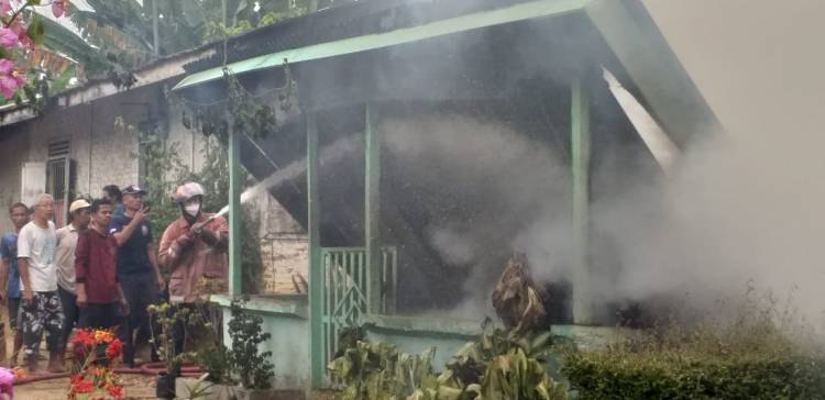 Satu Unit Rumah Semi Permanen Ludes Terbakar, Polsek dan Muspika Galang Beri Bantuan