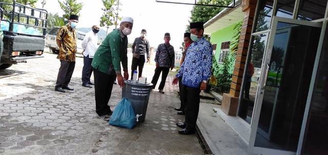 Kemenag Pakpak Bharat Berbagi Sembako dan Sanitizer di tengah Pandemi Covid-19