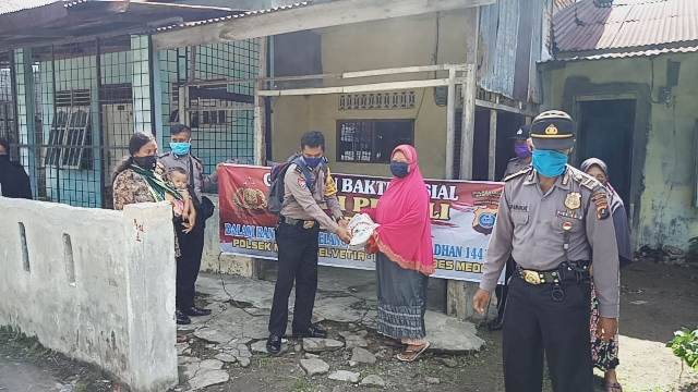 Polsek Helvetia Kembali Bagi-Bagi Sembako untuk Warga Lk III Tanjung Gusta