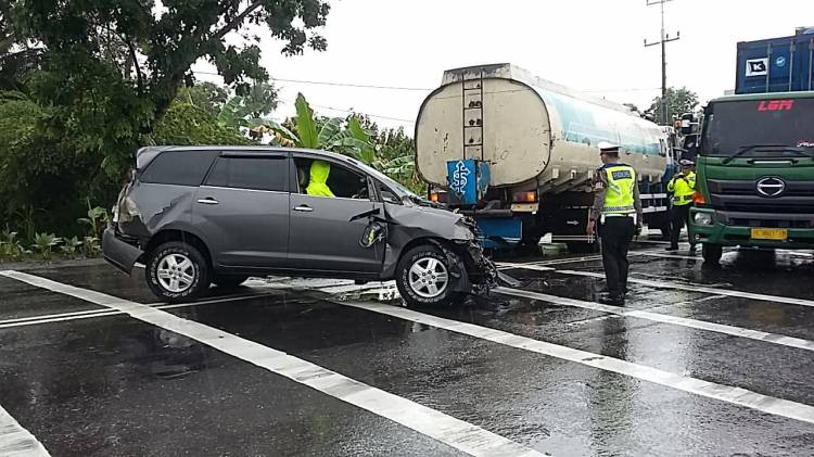 Seruduk Truk Konteiner, Pengemudi Inova Dilarikan ke Rumah Sakit