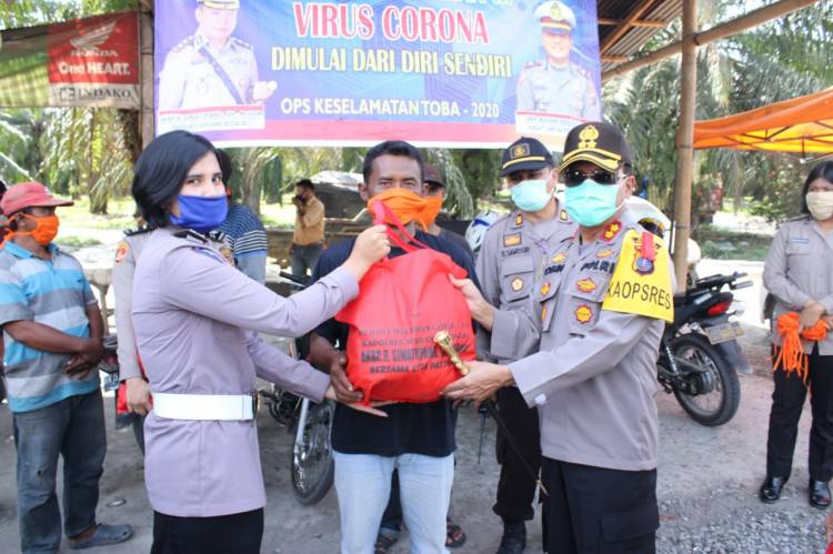 Cek Pospam Ops Ketupat, Kapolres Sergai Bagikan Sembako kepada Tukang Ojek