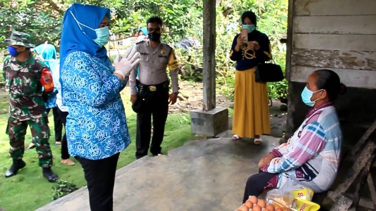Ringankan Beban Warga, TP PKK Bersama DWP Kabupaten Langkat Bagikan Paket Sembako 