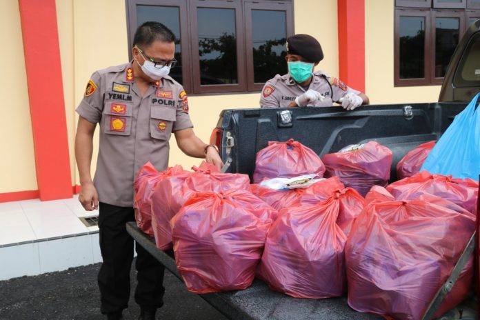 Kapolresta Deli Serdang Bagikan Nasi Bungkus untuk Masyarakat Terdampak Virus Corona