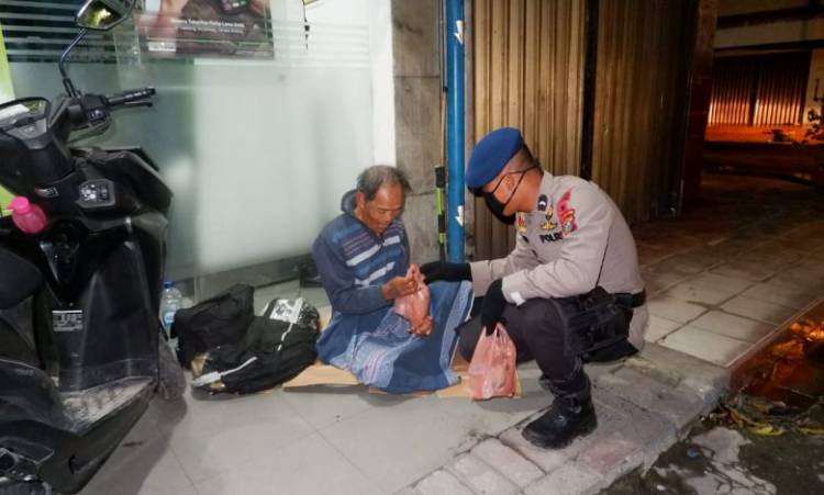 Di Malam Hari, Personil Brimob Polda Sumut Berbagi Nasi Bungkus untuk Kaum Dhuafa