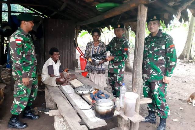 Pamtas RI-PNG Yonif 411 Berikan Sembako untuk Warga Kampung Yanggandur Merauke