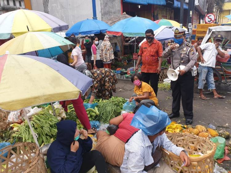 Unit Lantas Polsek Medan Area Sosialisasikan Pemakaian Masker kepada Pengunjung Pasar Sukaramai 