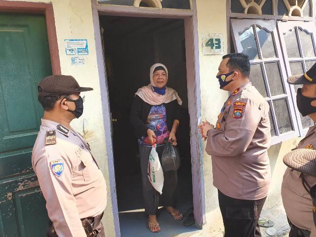 Polsek Medan Baru Bagikan Sembako untuk Warga Petisah Hulu
