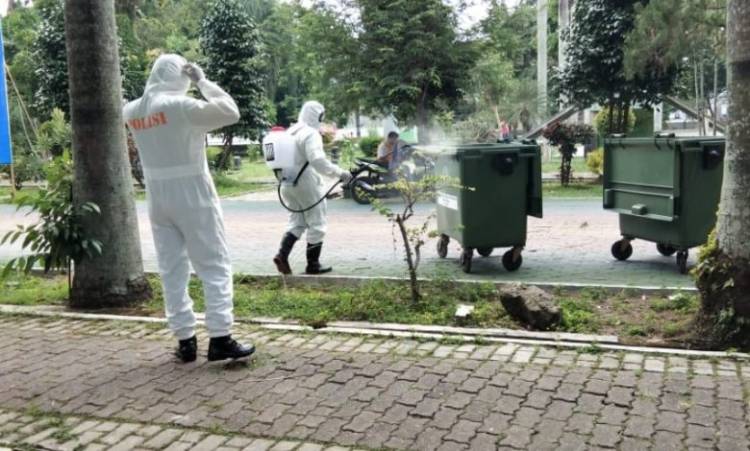 Kawasan Gajah Mada Medan Disemprot Disinfektan oleh Subden KBR Detasemen Gegana Sat Brimob Polda Sumut