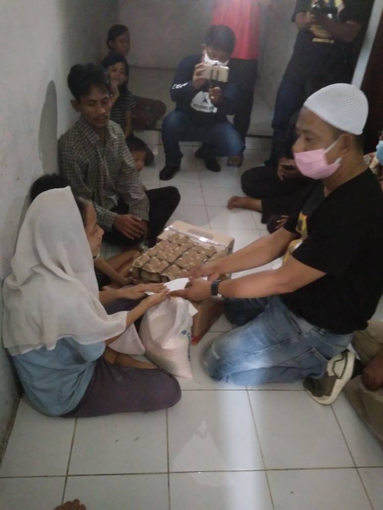 Prihatin Pendemi Corona, Ketua Pewarta Polrestabes Medan Gulirkan Bantuan Sembako 