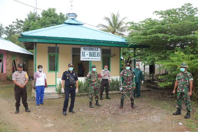 Yonif 411/Kostrad dan Lintas Sektoral Semprotan Disinfektan di Rumah Ibadah Kampung Sota