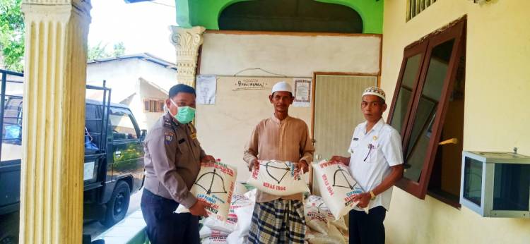 Bhabinkamtibmas Polsek Beringin Bersama Pemerintah Desa Bagikan Sembako kepada Warga