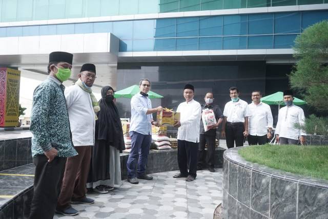 Pelindo 1 Salurkan Bantuan untuk Ustadz dan Ustadzah di Medan Belawan