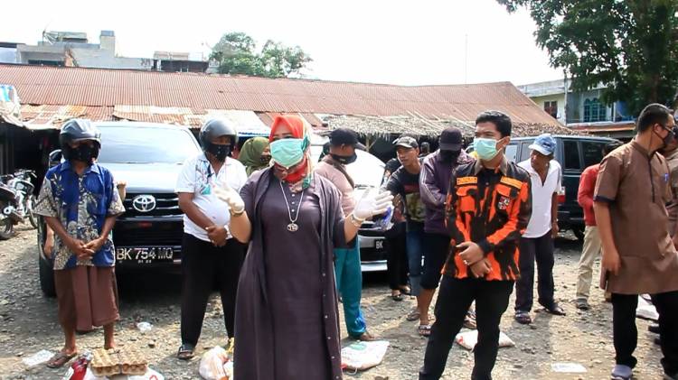 Ringankan Dampak Corona Jelang Ramdhan 1441 H, Ketua TP-PKK dan Sapma PP Langkat Bagikan 200 Paket Sembako ke Abang Becak dan Juru Parkir 