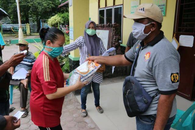 1000 Paket Beras dari Pemko Medan Disalurkan Kecamatan Medan Barat kepada Warga Terdampak Corona