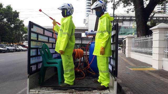 Keliling Lapangan Merdeka, Satlantas Polrestabes Medan Semprot Disinfektan