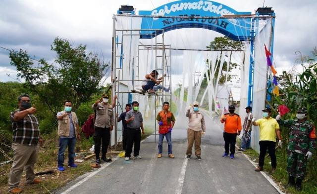 Pandemi Covid-19, Pj Bupati Pakpak Bharat Tinjau Posko Perbatasan di Dusun Perjaratan