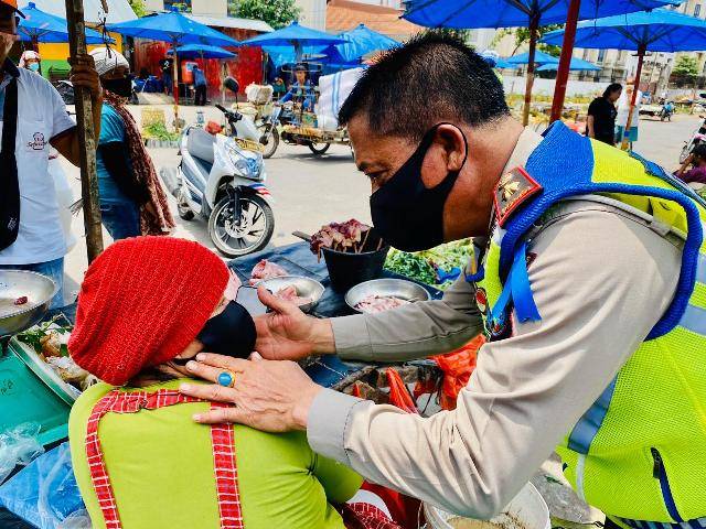 Ratusan Inang-inang dan Abang Becak Terima Masker serta Nasi Bungkus dari Satlantas Polrestabes Medan