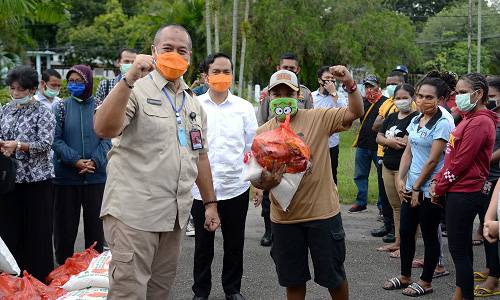 Lockdown di Asrama, Gugus Tugas Provinsi Sumut Salurkan Sembako kepada Mahasiswa 