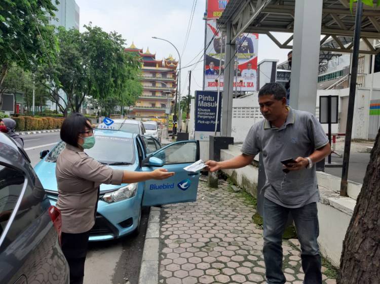 Cegah Penyebaran Corona, Polwan Polsek Medan Timur Berbagi Masker untuk Masyarakat