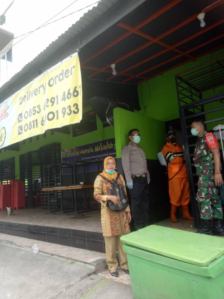 Polsek Medan Area dan Satgas Kelurahan Sei Rengas Permata Lakukan Semprot Disinfektan ke Rumah Warga
