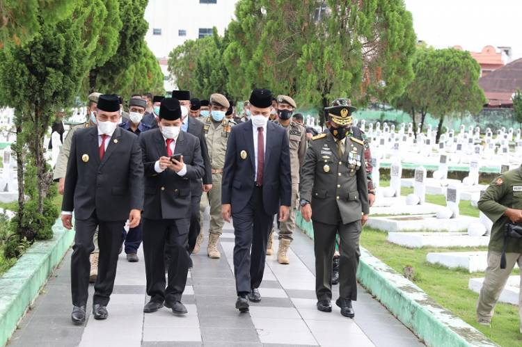 HUT ke-73 Provinsi Sumut, Gubernur Edy Rahmayadi Pimpin Ziarah Rombongan ke Makam Pahlawan