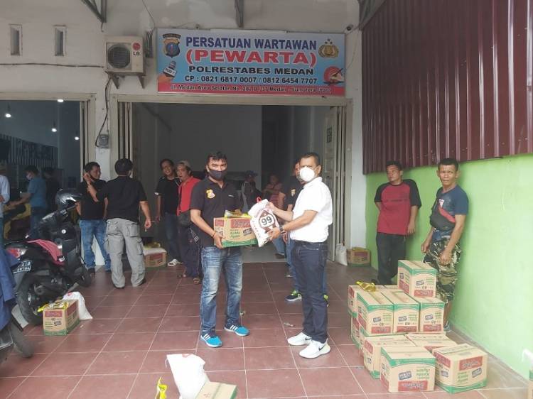 Ketua Pewarta Polrestabes Medan Sambut Ramadan dengan Berbagi Sembako
