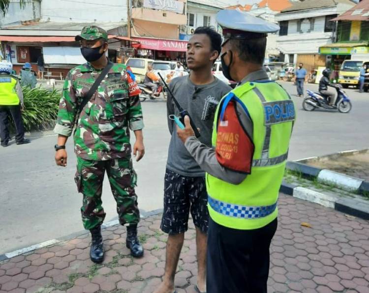 Pelanggar Prokes Baca Pancasila di Tempat Umum