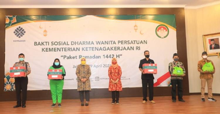 Dari Driver Hingga Petugas Kebersihan Terima Paket Ramadan dari Kemnaker