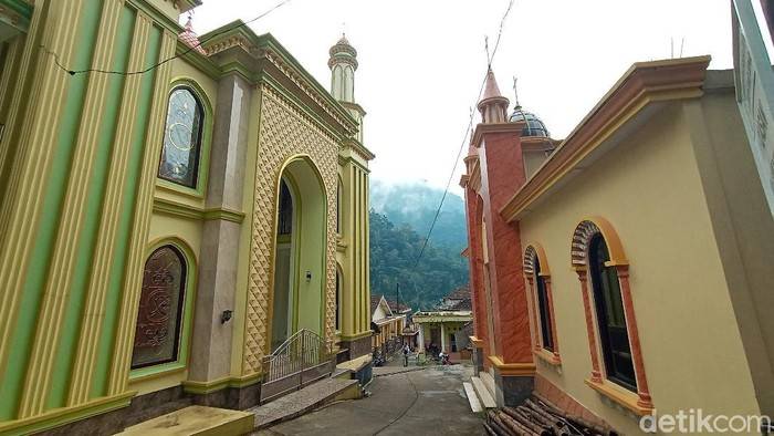 Masjid dan Gereja Terletak Berhadapan di Jepara Dikelola Kakak Beradik