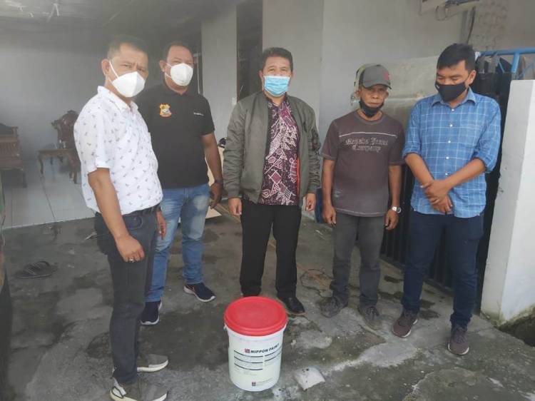 Ketua Pewarta Polrestabes Berikan Bantuan Cat Tembok