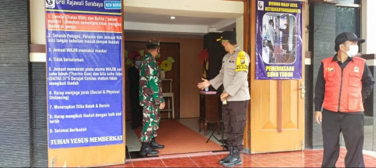 Aparat TNI-Polri Kawal Jumat Agung di Krembangan