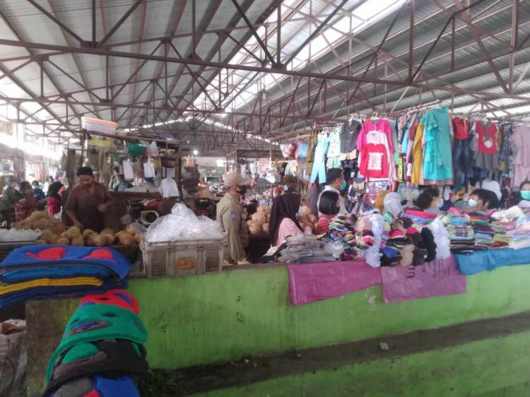 Polisi Bubarkan Kerumunan Massa di Pasar Pendidikan Medan