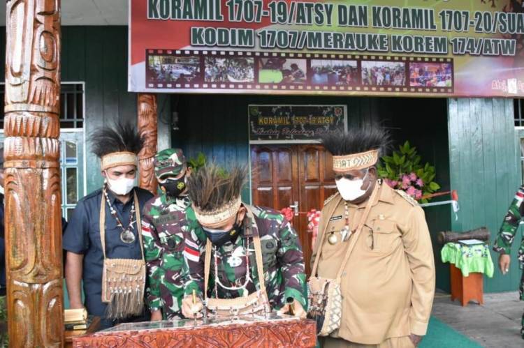 Danrem 174 Merauke Bersama Enam Kepala Suku Resmikan Dua Koramil di Kabupaten Asmat Papua