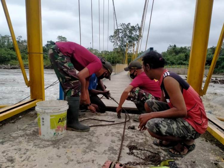 Prajurit TNI Bantu Perbaiki Jembatan Gantung Yang Rusak Akibat Banjir