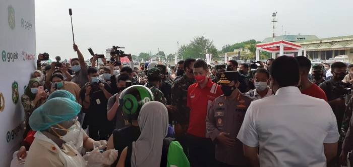 Tekan Penyebaran Covid-19, Polsek Medan Baru Bantu Warga Lansia Vaksinasi Drive Thru