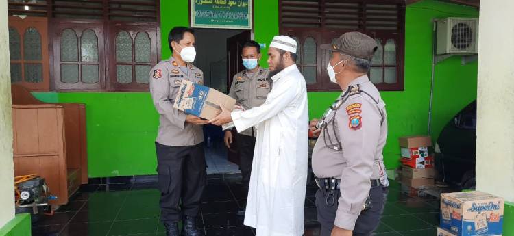 Wakapolsek Lubuk Pakam Silaturahmi dan Berikan Bantuan Sembako ke Pesantren