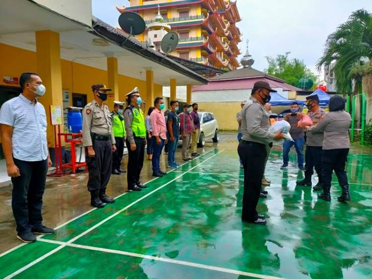 Kapolsek Medan Timur Berbagi Sembako kepada Personil