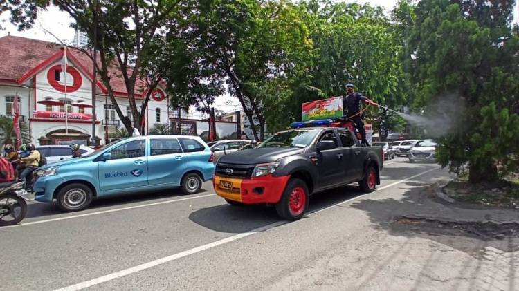 Redam Corona, Polisi Semprotkan Disinfektan di Kawasan Padat Penduduk