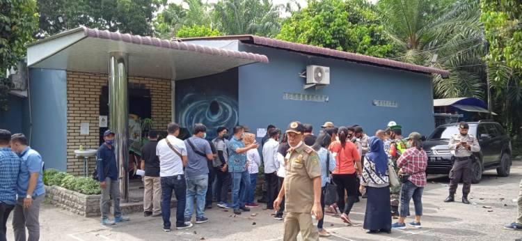 Tak Miliki Izin, Pemkab Langkat Segel Caffe Champion di Sei Bingai