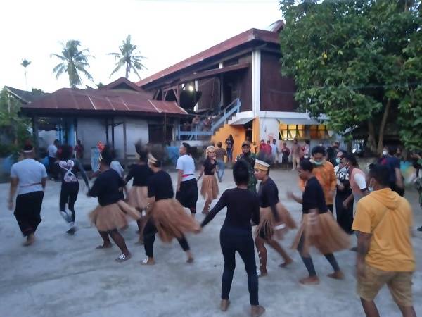 TNI Ikut Memeriahkan Hari Tari Dunia di Papua